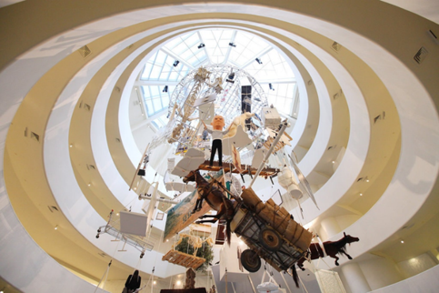 تصویر 10.”All” 2011 نمایشگاه مروری بر آثارکاتلاندر سال 2011 در موزه گوگنهایم نیویورک
