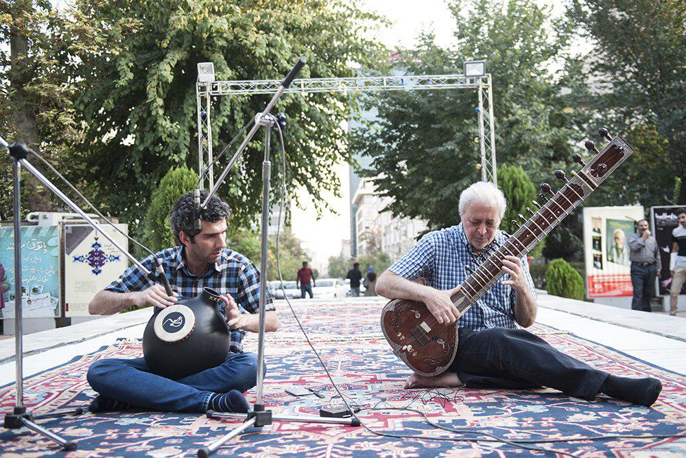 اجرای موسیقی بی کلام سی تار و طبلا استاد بروجردی در جشنواره هنر برای صلح