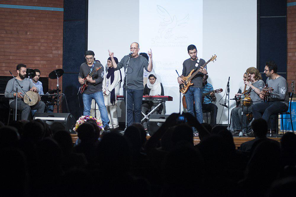 اجرای زنده موسیقی توسط گروه «بنفش» در مراسم جشنواره هنر برای صلح